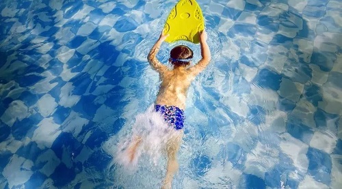 青少年在遊花季传媒APP黄版遊泳